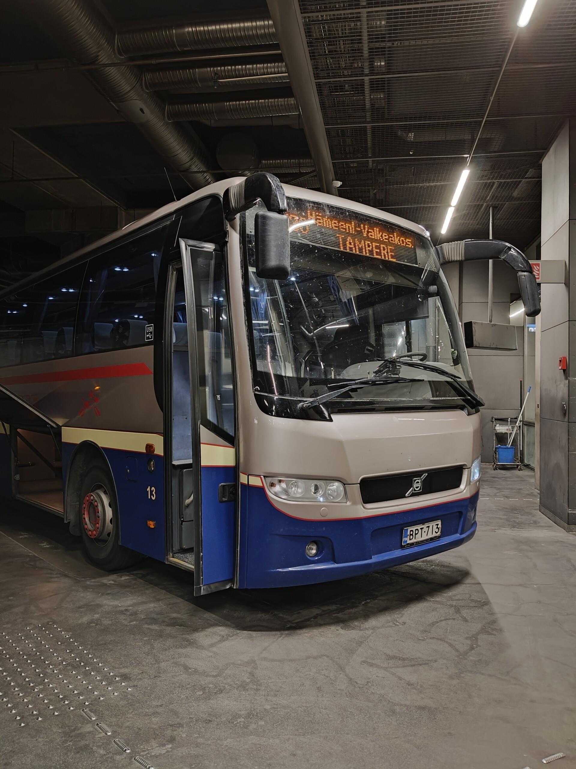 V130 bussi Helsinki Tampere Kampin kaukoliikenneterminaalissa
